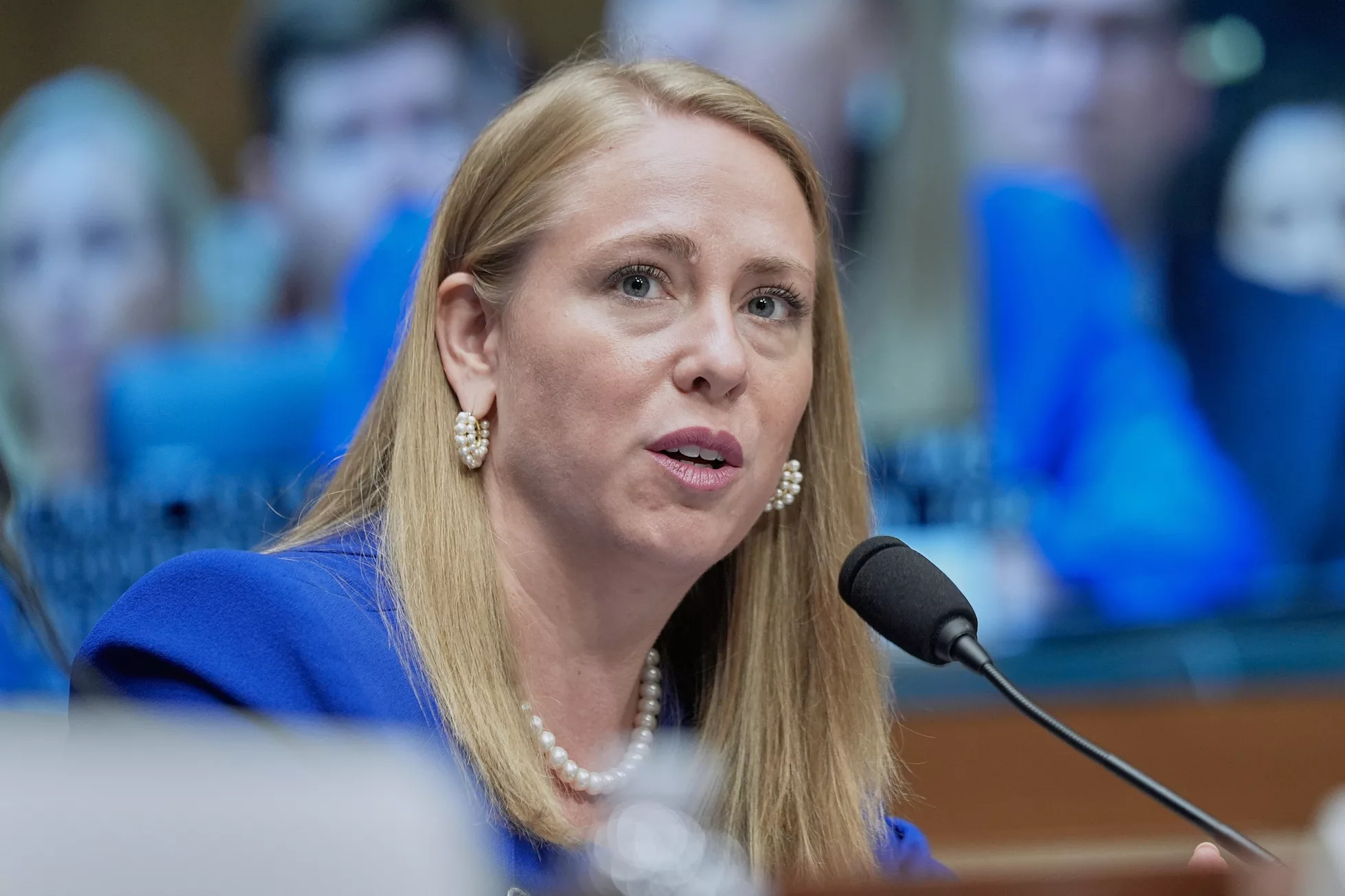 TITULAR VIRAL: Directora de agencia laboral de EEUU pide a hombres blancos denunciar discriminación